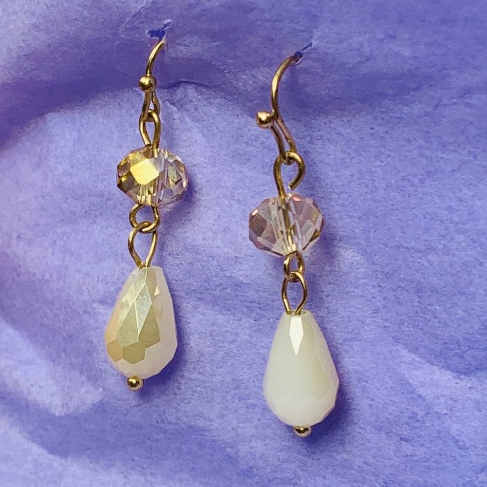 NWOT Iridescent Pearl Drop Earrings